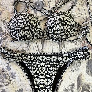 Shade & Shore push up shell bikini, 34D top, Large bottoms